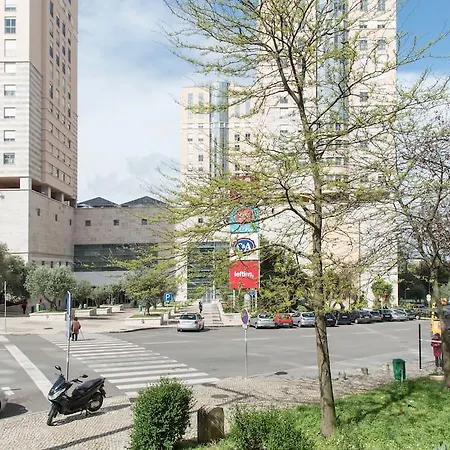 Airport House בית הארחה